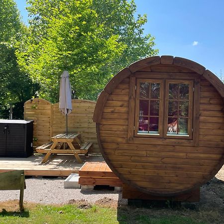 Tonneau Herbergement Insolite Au Camping Des Nieres Ebreuil Luaran gambar