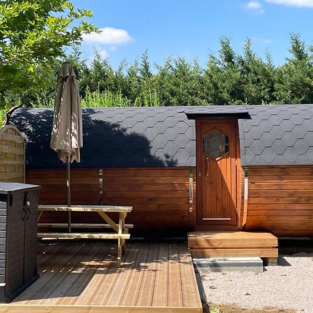 Tonneau Herbergement Insolite Au Camping Des Nieres Ebreuil Luaran gambar
