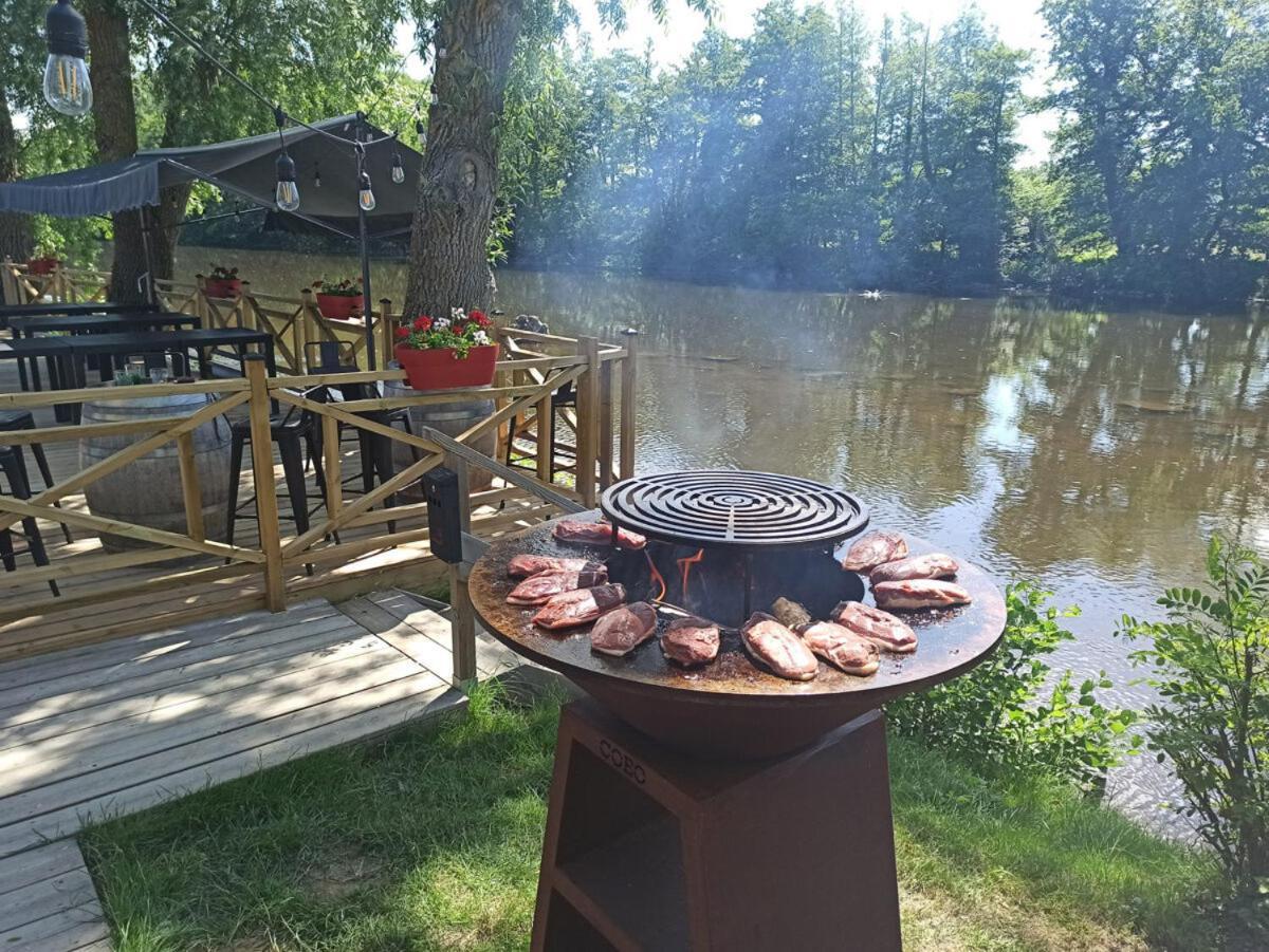 Tonneau Herbergement Insolite Au Camping Des Nieres Ebreuil Luaran gambar
