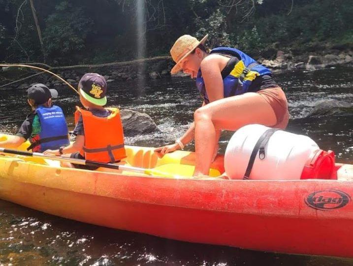 Tonneau Herbergement Insolite Au Camping Des Nieres Ebreuil Luaran gambar