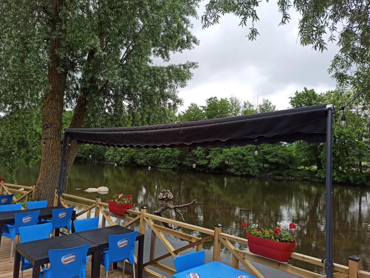 Tonneau Herbergement Insolite Au Camping Des Nieres Ebreuil Luaran gambar