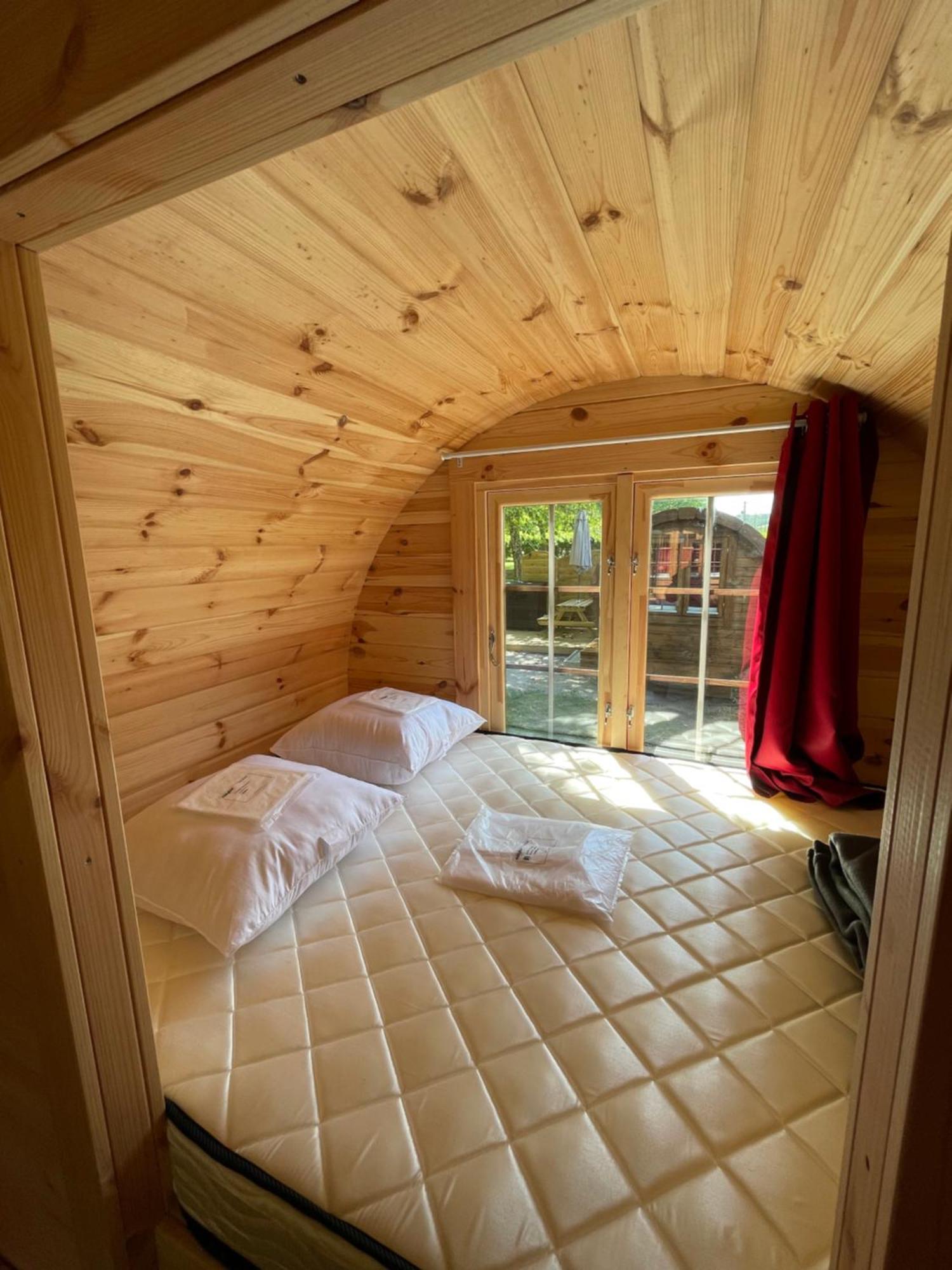 Tonneau Herbergement Insolite Au Camping Des Nieres Ebreuil Luaran gambar