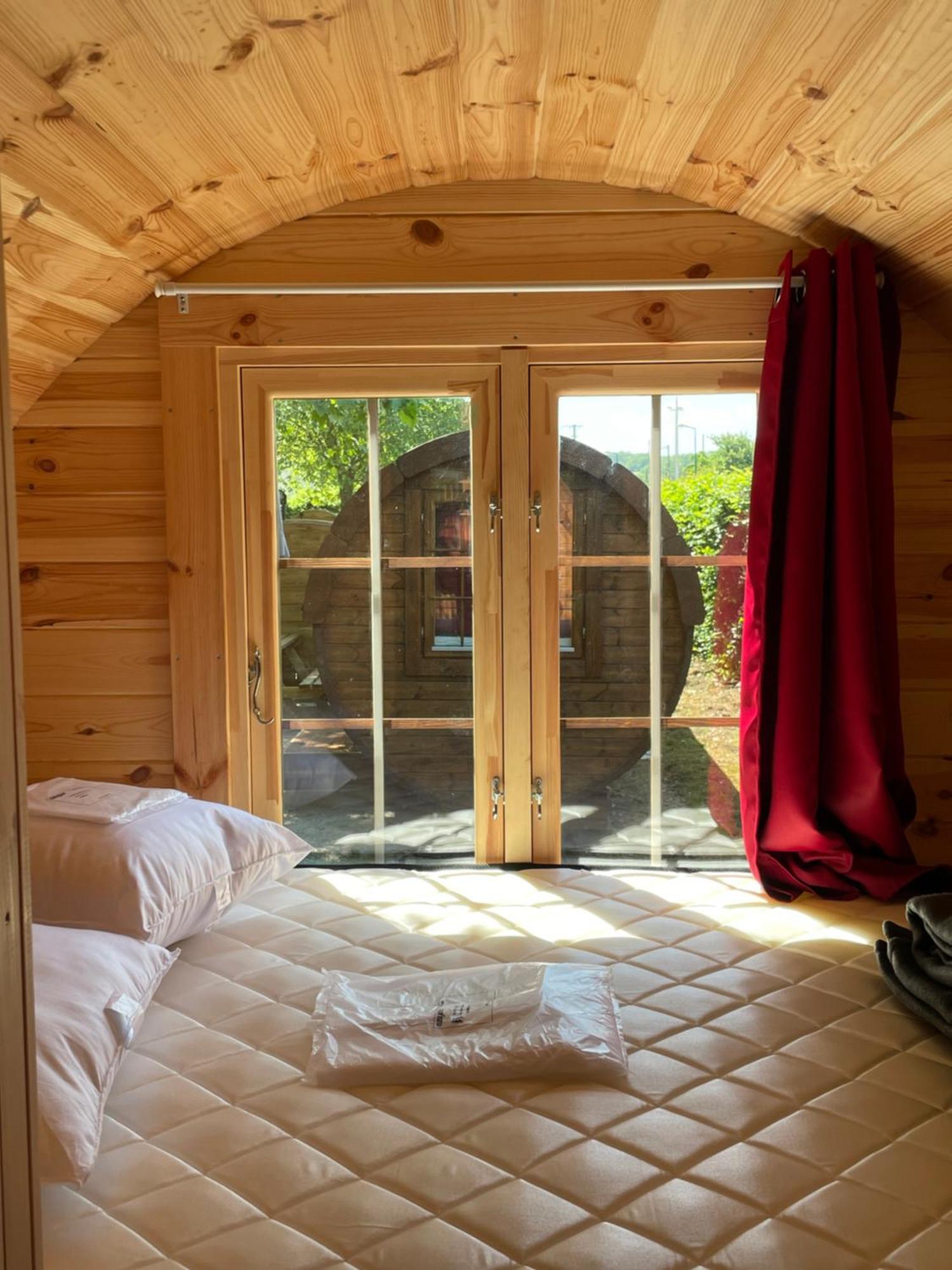 Tonneau Herbergement Insolite Au Camping Des Nieres Ebreuil Luaran gambar