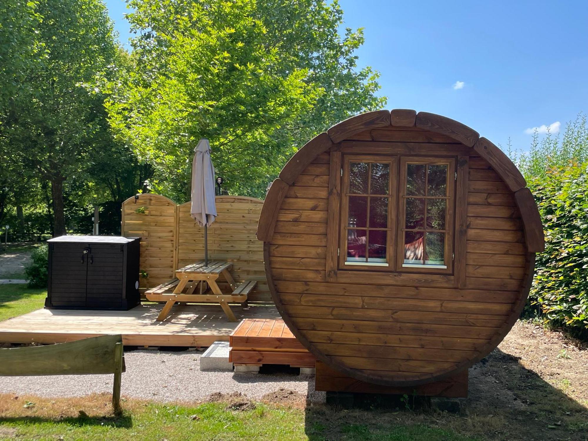 Tonneau Herbergement Insolite Au Camping Des Nieres Ebreuil Luaran gambar