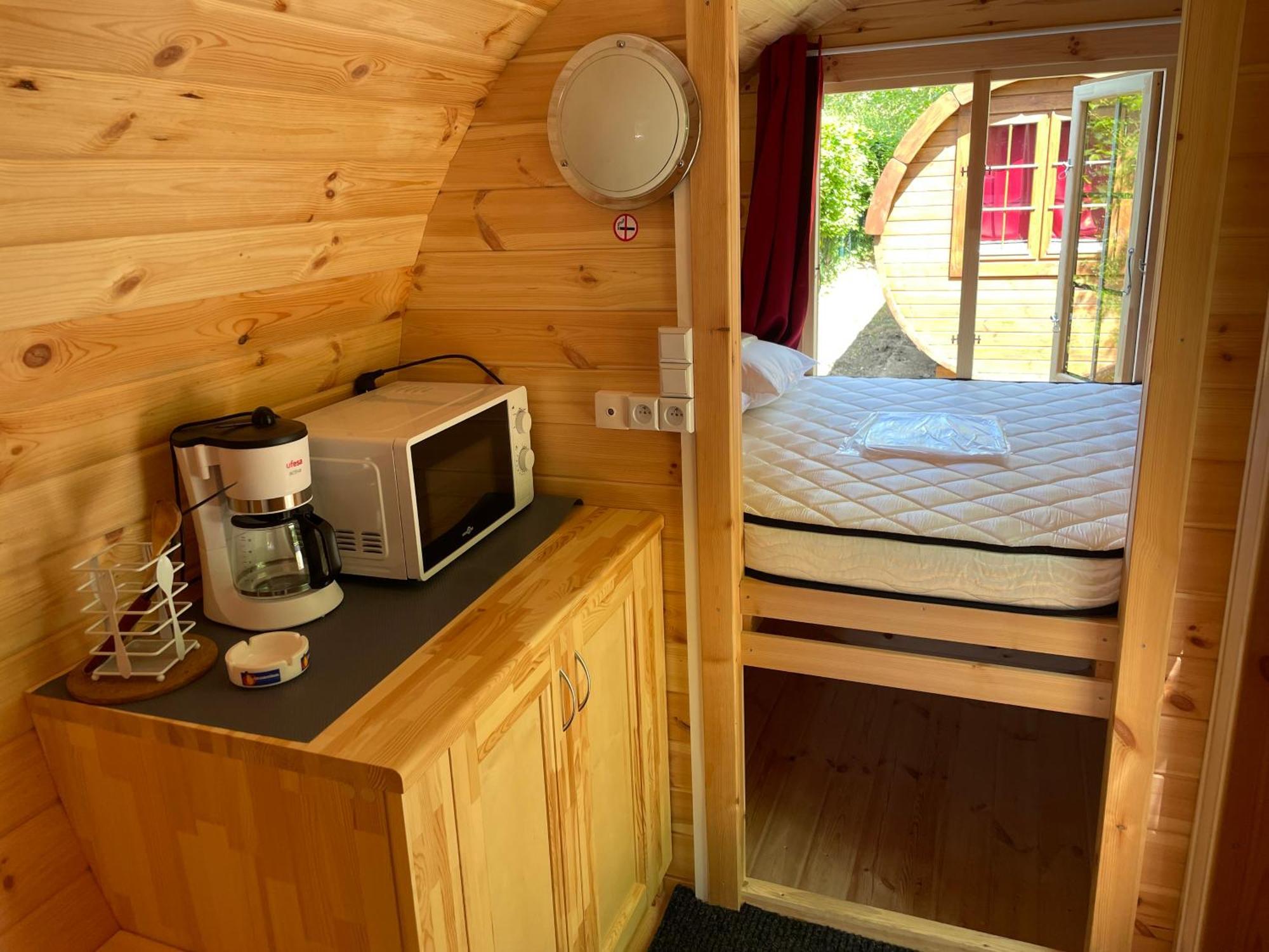 Tonneau Herbergement Insolite Au Camping Des Nieres Ebreuil Luaran gambar
