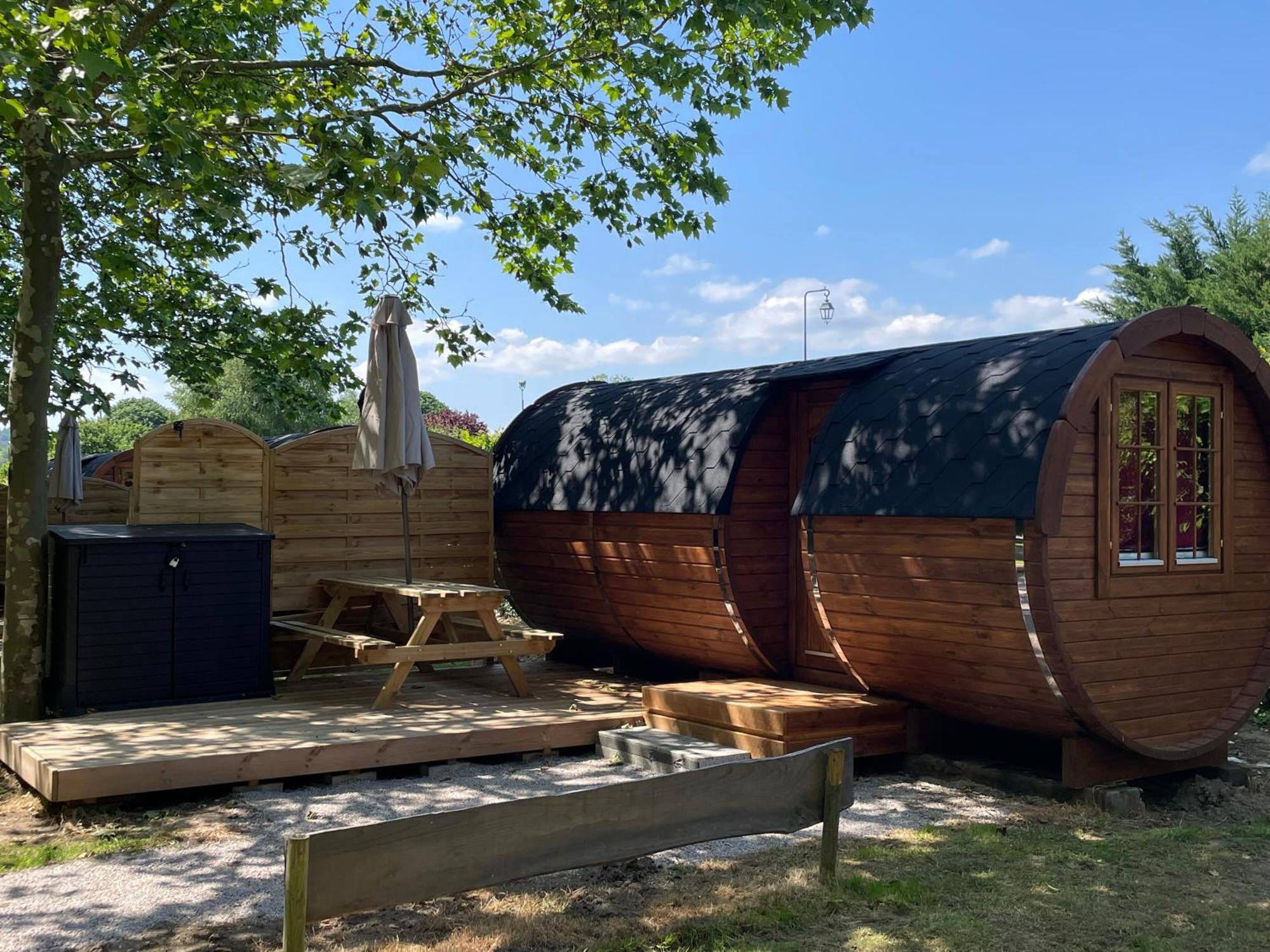 Tonneau Herbergement Insolite Au Camping Des Nieres Ebreuil Luaran gambar