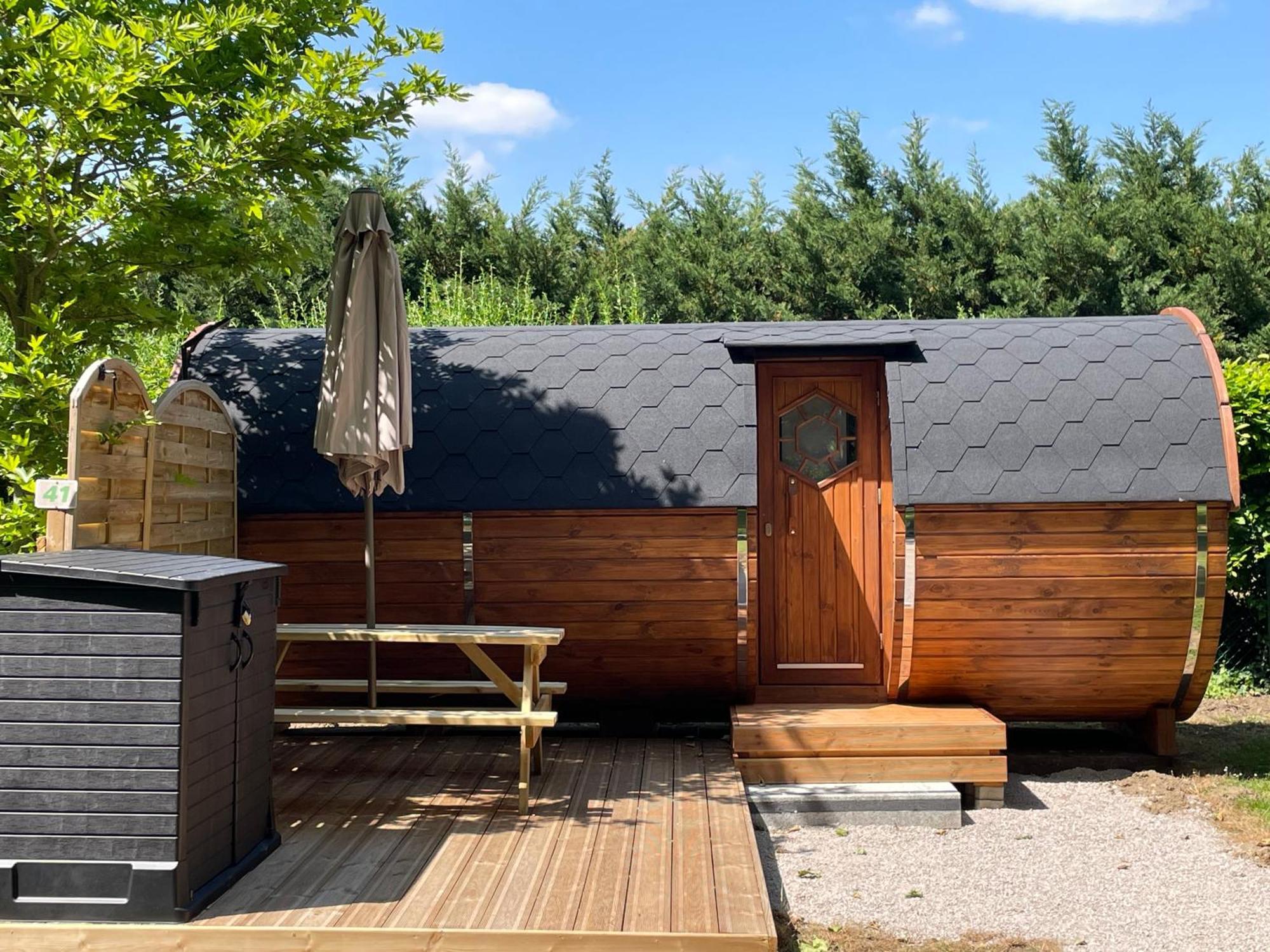 Tonneau Herbergement Insolite Au Camping Des Nieres Ebreuil Luaran gambar
